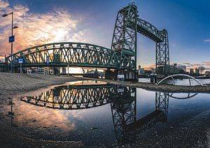 Weerspiegeling van de Hefbrug in Rotterdam in een plas water van Arthur Scheltes