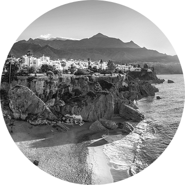 Nerja strand aan de Costa del Sol in zwart en wit