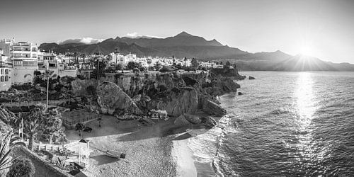 Nerja strand aan de Costa del Sol in zwart en wit