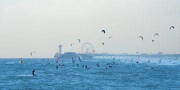 Surfeurs de vagues et de kitesurf à Scheveningen sur Rogier Muller