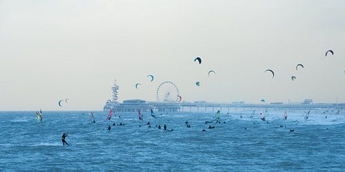 Surfeurs de vagues et de kitesurf à Scheveningen