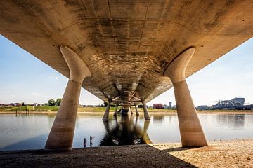 Under the bridge Nijmegen van Hans Hebbink