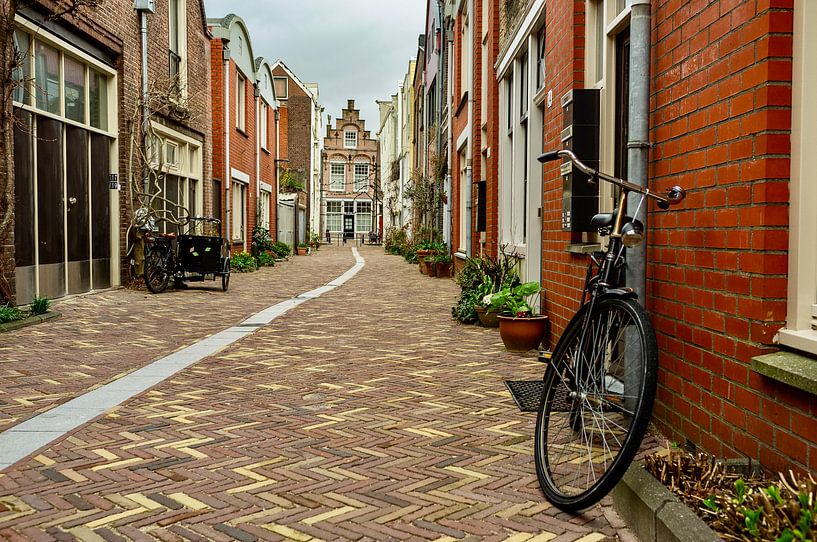 rue étroite avec bicyclette par george vogelaar