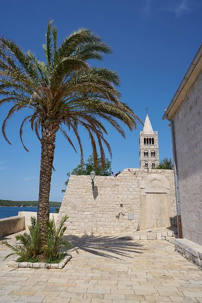 Point de vue près de l'église de l'Assomption de Sainte Marie dans la vieille ville de Rab. par Heiko Kueverling
