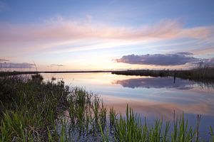 Zonsondergang over de Onlanden bij Matsloot (5) van Gerben van Dijk