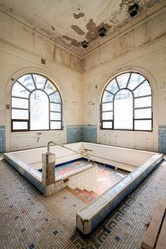 Verlassenes Bad im Verfall. von Roman Robroek – Fotos verlassener Gebäude