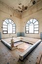 Verlassenes Bad im Verfall. von Roman Robroek – Fotos verlassener Gebäude Miniaturansicht