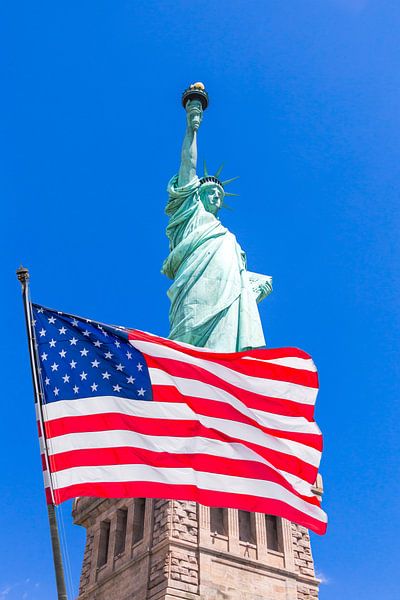 Drapeau américain flottant au vent contre la statue de la Liberté par Maria Kray