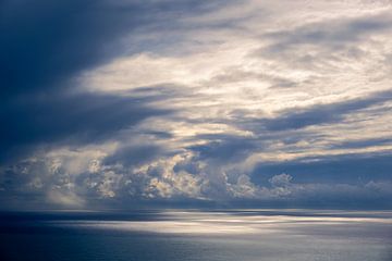 Dramatische stormwolken boven open zee van Robert Ruidl