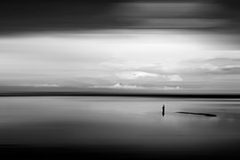 Eenzame visser op spiegelglad water