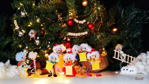 Fubby's die Kerstliederen zingen voor de Kerstboom.