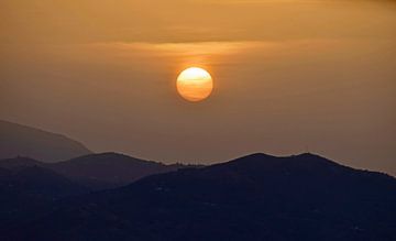 Zon komt op boven de bergen in Andalusia