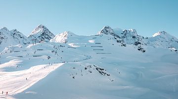 Besneeuwde bergtoppen in skigebied Nova, Silvretta Montafon van Kevin IJpelaar