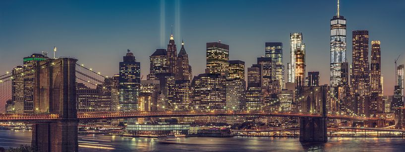 Manhattan Skyline Seen From The Manhattan Bridge At Dusk van Nico Geerlings