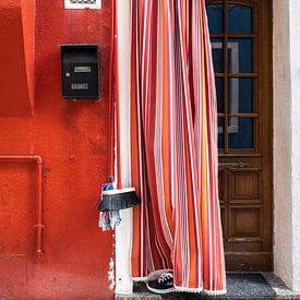 Felgekleurd gordijn aan huis op Burano van Awander