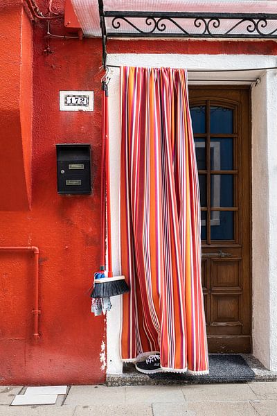 Felgekleurd gordijn aan huis op Burano van Awander
