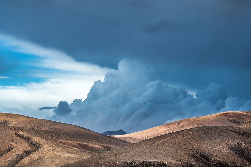 Landschap en wolkenlucht op Fuerteventura, Spanje van Harrie Muis