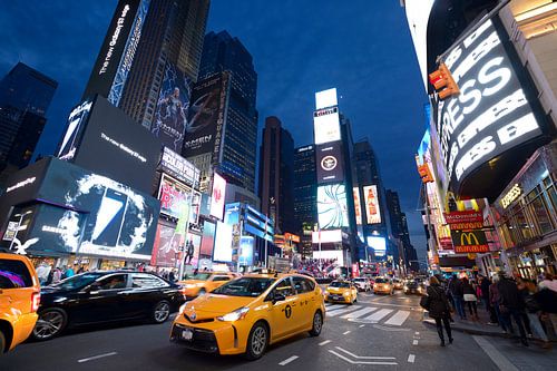 Times Square in New York in de avond met taxi's