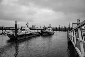 Lotsenschiffe im Hafen, die auf den Lotsen warten.
