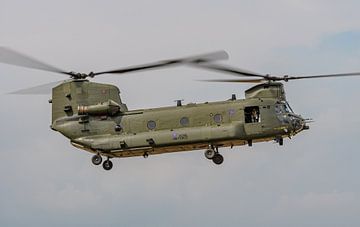 Chinook der Royal Air Force in Aktion während einer Flugshow. von Jaap van den Berg