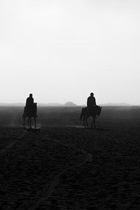 Cavaliers au volcan Bromo en noir et blanc