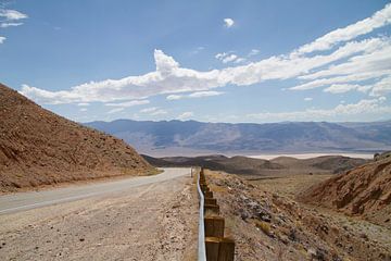 Staubige Straße in der Wüste