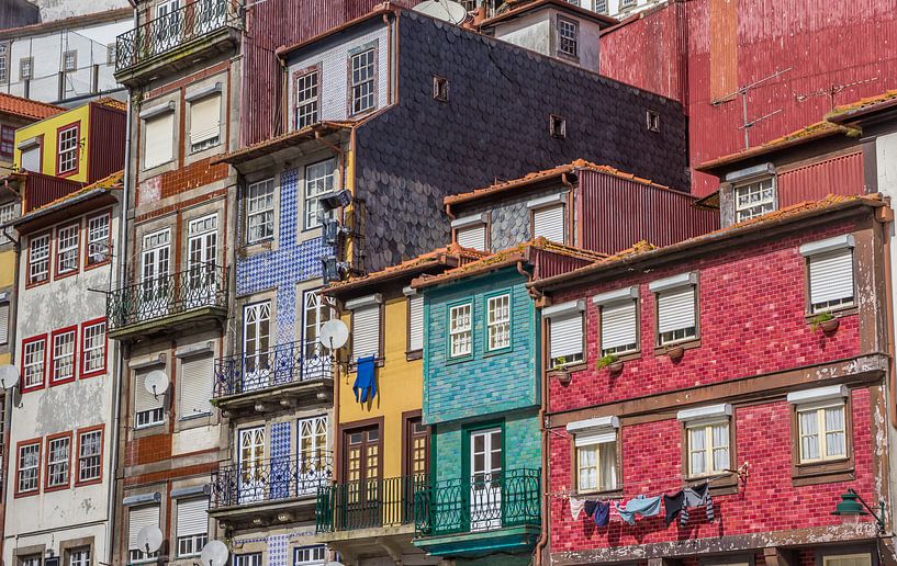 Bunte Häuser in der Altstadt von Porto, Portugal von Marc Venema