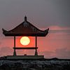 Sonnenaufgang in Sanur auf Bali, Schöner roter Sonnenball in einerm Tempel von Fotos by Jan Wehnert