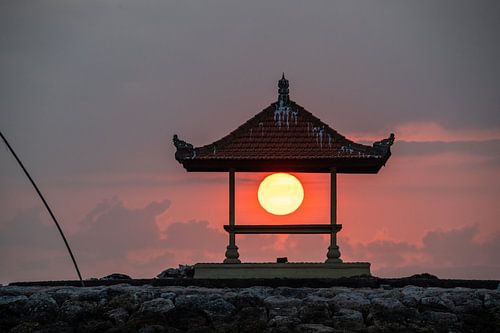 Sunrise in Sanur on Bali, Beautiful red sun ball in a temple by Fotos by Jan Wehnert