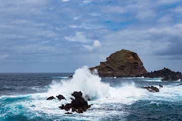 Waves and rocks in Porto Moniz on the island Madeira, Portugal van Rico Ködder