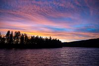 Schöner Himmel über dem Fluss in Schweden