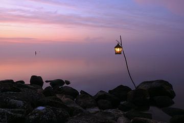 lumière le long de la côte brumeuse de l'IJsselmeer sur FotoBob