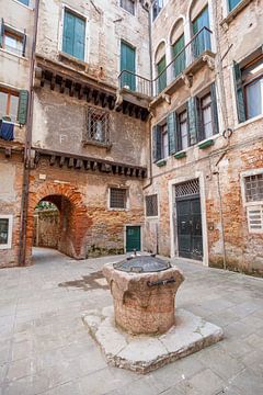 Binnenplaats met waterput in oude stad van Venetie, Italie