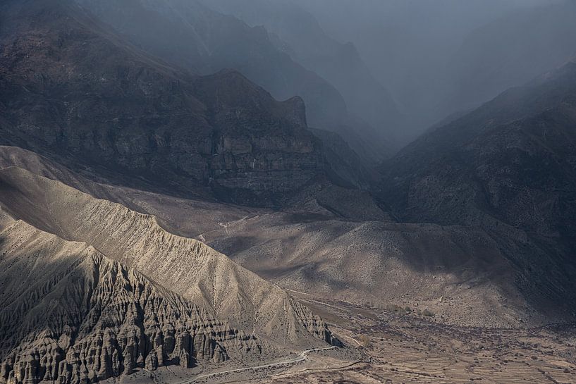 Wanderung durch eine schroffe Landschaft im Himalaya | Nepal von Photolovers reisfotografie