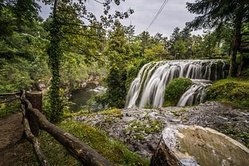 Waterval in Rastoke, Kroatië van Rick van Geel