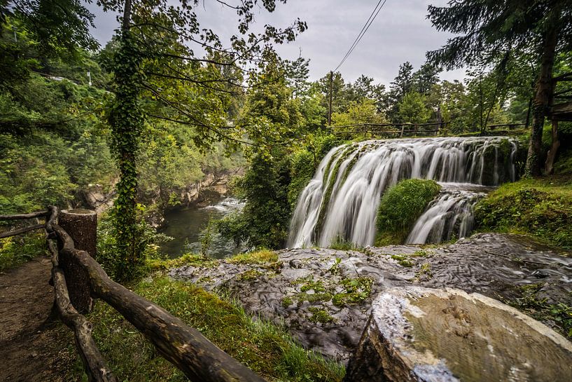 Waterval in Rastoke, Kroatië van Rick van Geel