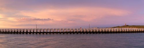 mooie wolken tijdens de  zonsondergang aan de pier van Nieuwpoort aan de belgische kust, Belgie