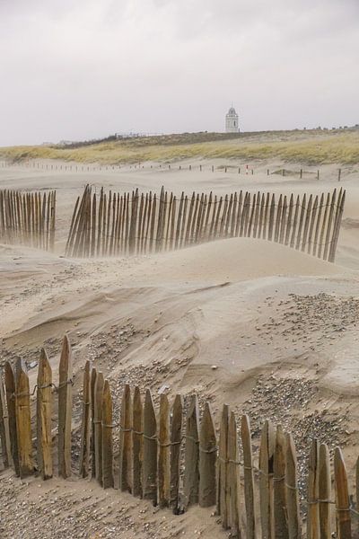 Strand met kerk op achtergrond van Dirk van Egmond