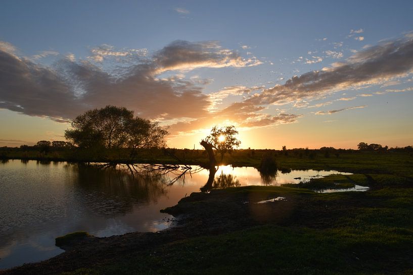 coucher de soleil dans un paysage de rivière par Martin Schuitemaker