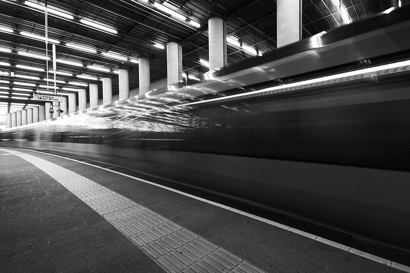 Metro in zwart wit van Maik Keizer