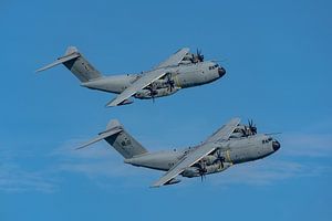 Zwei malaysische Airbus A400M-Transportflugzeuge.