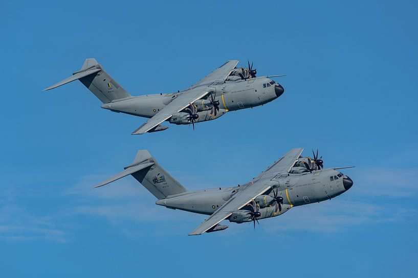Twee Maleisische Airbus A400M transportvliegtuigen. van Jaap van den Berg