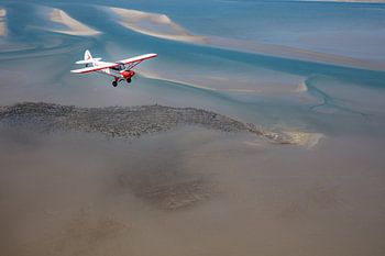 Vliegtuig boven de Waddenzee