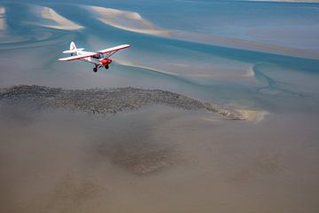 Vliegtuig boven de Waddenzee van Planeblogger