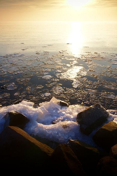 Zonsondergang over ijs meer van Jan Brons