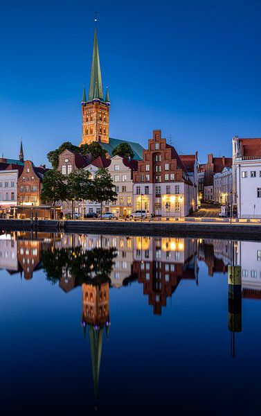 Uitzicht op Lübeck en de St Petrikerk, Duitsland van Adelheid Smitt