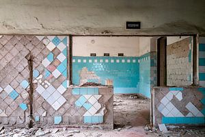 Leere Küche. von Roman Robroek – Fotos verlassener Gebäude