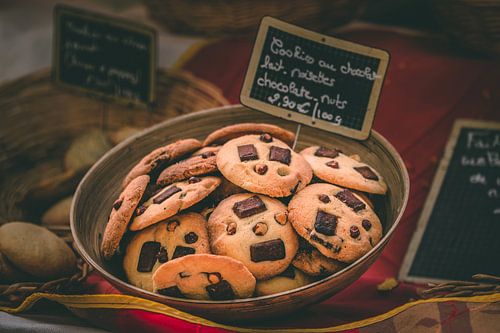 Vers gebakken koekjes op de markt in Italie