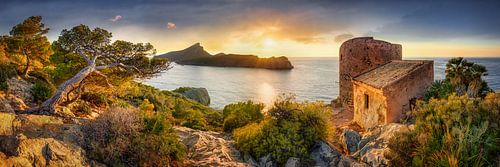 Mallorca met zijn oorspronkelijke kust bij Andratx bij zonsondergang