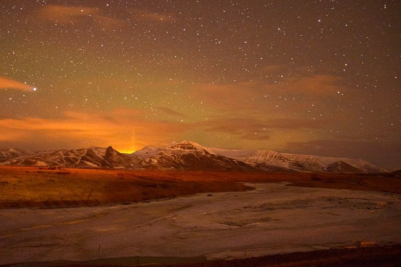 Nordlicht über isländischer Landschaft von Hannie Bom